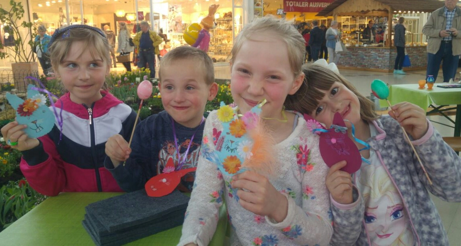Moments Veranstaltungsagentur -  Kinder mit selbstgebastelter Osterdeko